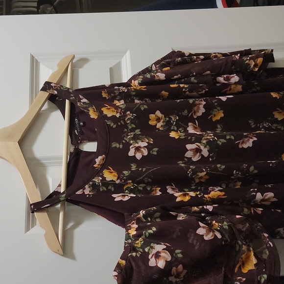 Plus size floral cold shoulder - Picture 6 of 6